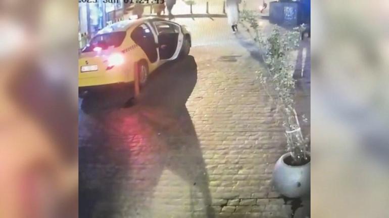 Beyoğlunda yere düşen telefonu alıp kaçan şüpheli kamerada