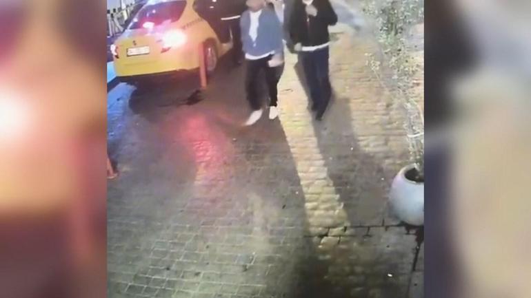 Beyoğlunda yere düşen telefonu alıp kaçan şüpheli kamerada