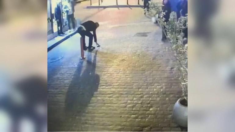 Beyoğlunda yere düşen telefonu alıp kaçan şüpheli kamerada