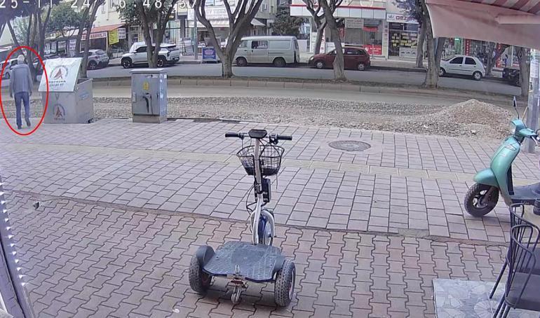 Ekmek almak için çıkmıştı; kepçenin altında kalarak öldü, kaza kamerada