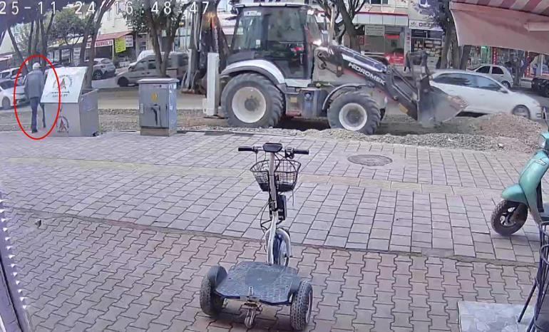 Ekmek almak için çıkmıştı; kepçenin altında kalarak öldü, kaza kamerada