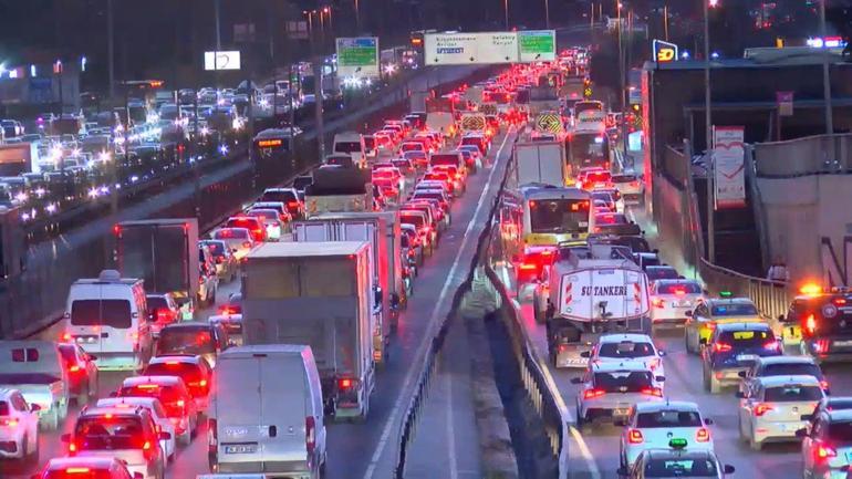 İstanbulda trafik yoğunluğu yüzde 90a ulaştı