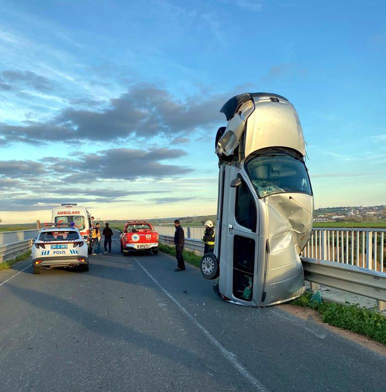 Bariyere çarpan hafif ticari araç, dik vaziyette kaldı: 2 yaralı