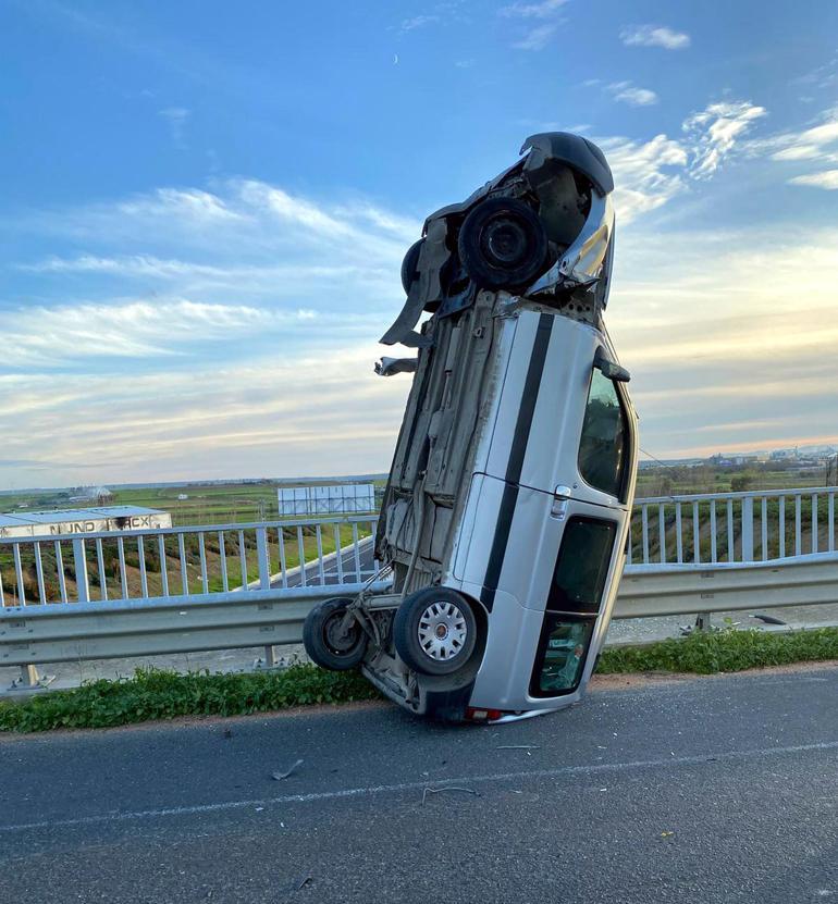 Bariyere çarpan hafif ticari araç, dik vaziyette kaldı: 2 yaralı