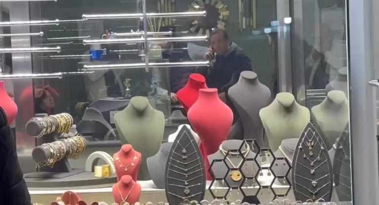 Ordu’da kasklı soyguncu kuyumcudan 5 kilo altınla kaçtı