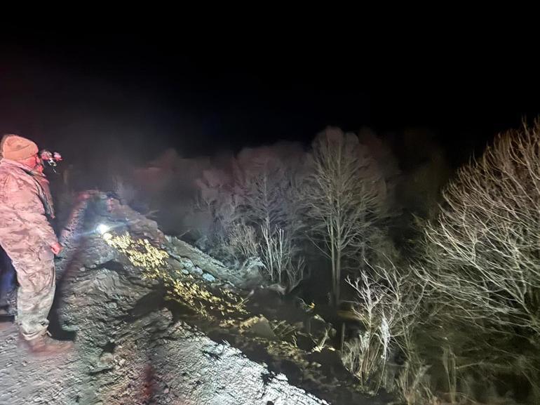 Kamyon uçuruma yuvarlandı, sürücüsü öldü