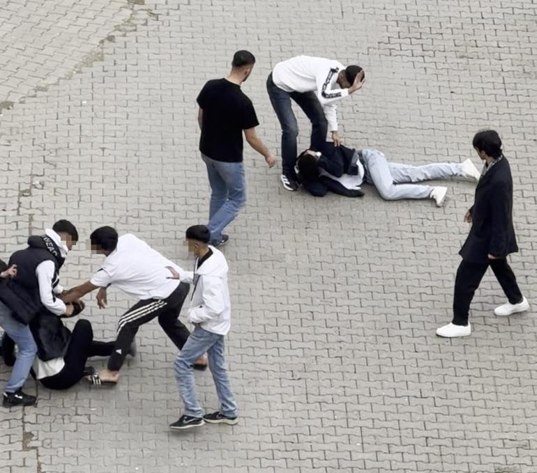 Siirt’te iki grup arasında çıkan tekmeli ve yumruklu kavgada kamerada: 3 yaralı