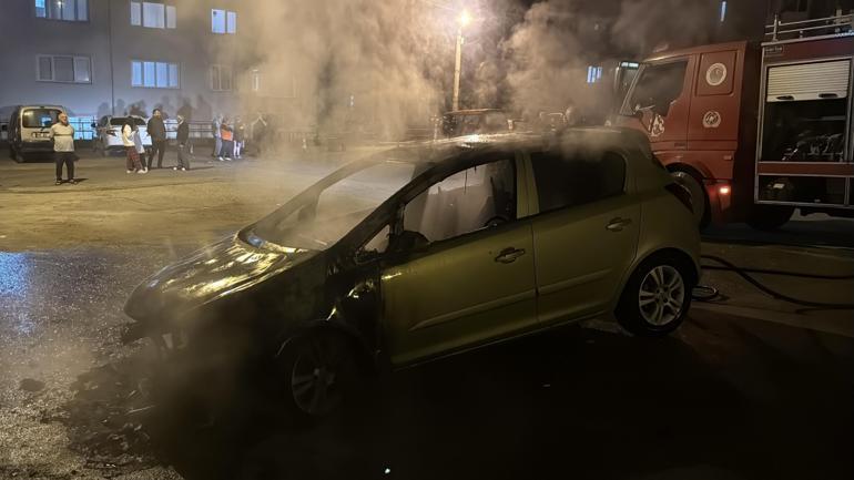 Park halindeki otomobil alev alev yandı