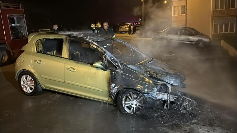 Park halindeki otomobil alev alev yandı