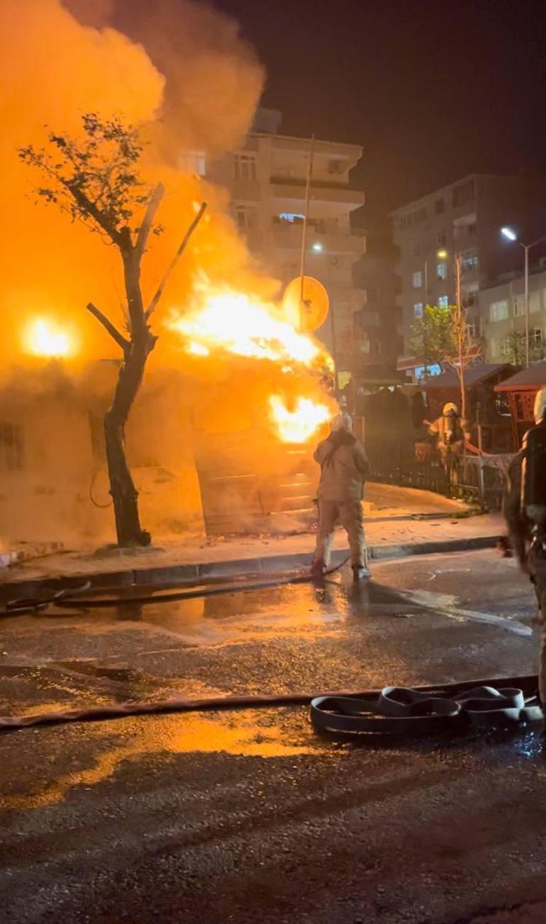 Bağcılarda gecekondu yangını: Anne ve 4 çocuğu dumandan etkilendi