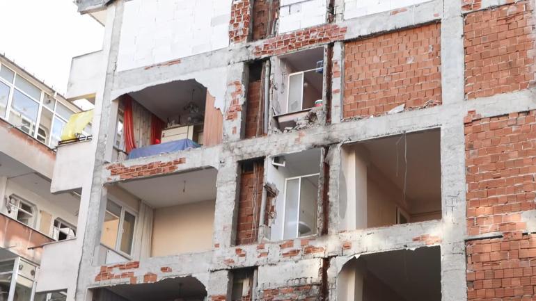 Bahçelievlerde bina yıkılınca ortaya çıktı; 40 sene boyunca iki apartman tek duvarı kullanmış