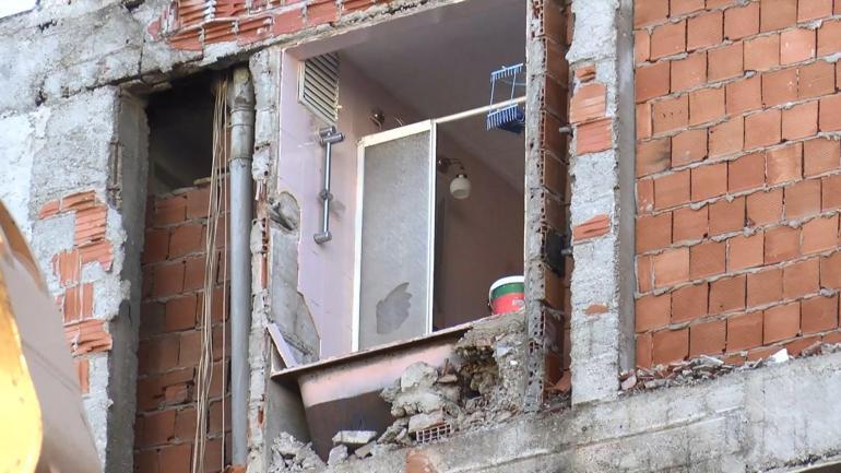 Bahçelievlerde bina yıkılınca ortaya çıktı; 40 sene boyunca iki apartman tek duvarı kullanmış