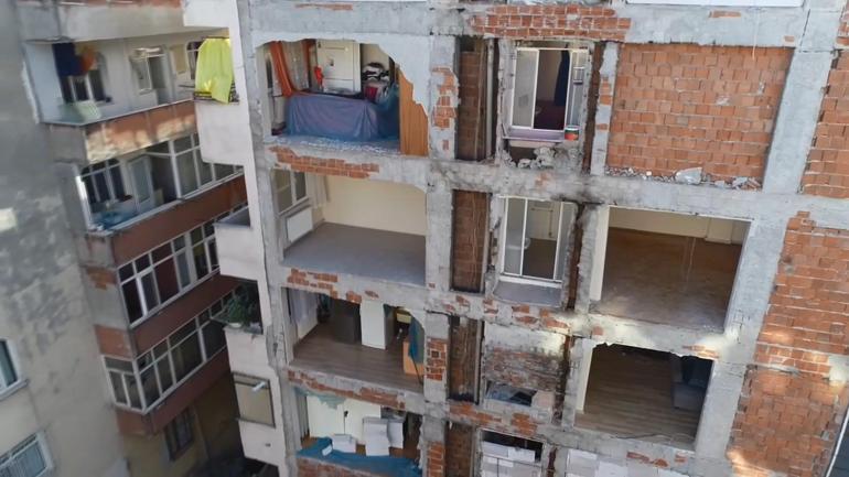 Bahçelievlerde bina yıkılınca ortaya çıktı; 40 sene boyunca iki apartman tek duvarı kullanmış