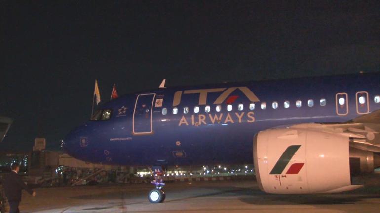 Papa 14. Leoyu taşıyan uçak İstanbula indi