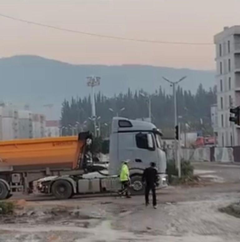Hatay’da polis memuru, yoldaki çukuru kürekle kapattı; O anlar kamerada