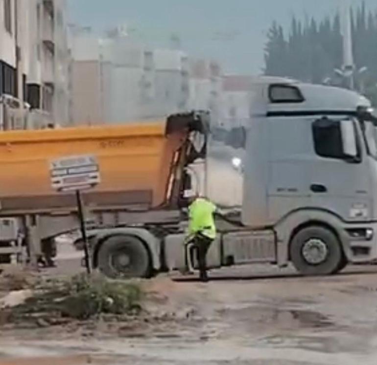 Hatay’da polis memuru, yoldaki çukuru kürekle kapattı; O anlar kamerada