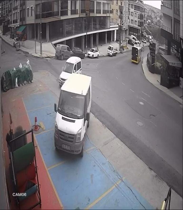 Beylikdüzünde park halinde freni boşalan hafif ticari araç yokuş aşağı kayarak otomobile çarptı