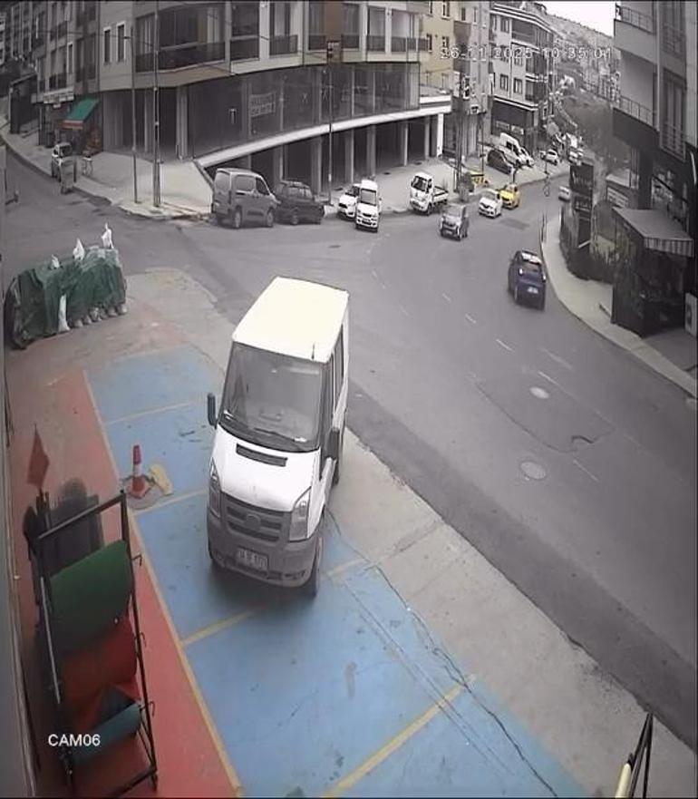 Beylikdüzünde park halinde freni boşalan hafif ticari araç yokuş aşağı kayarak otomobile çarptı