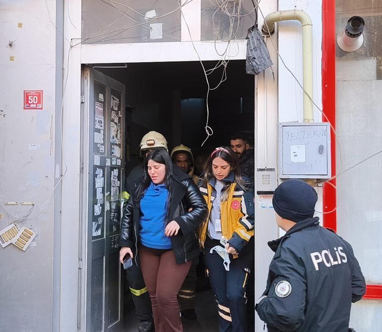 Karsta 6 katlı binada yangın; 1i çocuk 3 kişi dumandan etkilendi