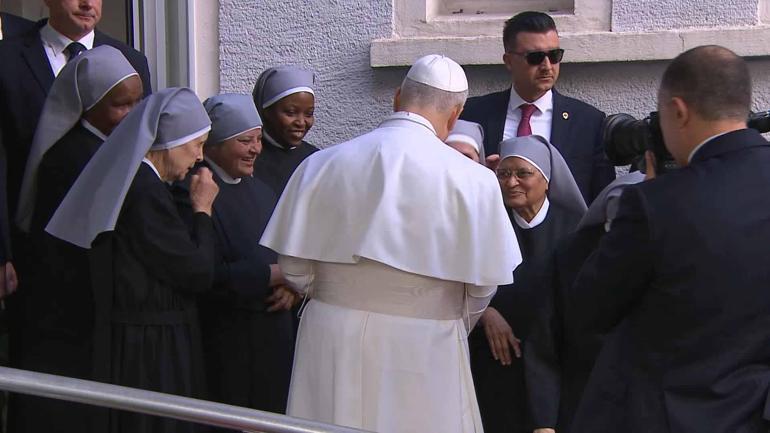 Papa 14. Leo Fransız Fakirhanesi’ni ziyaret etti