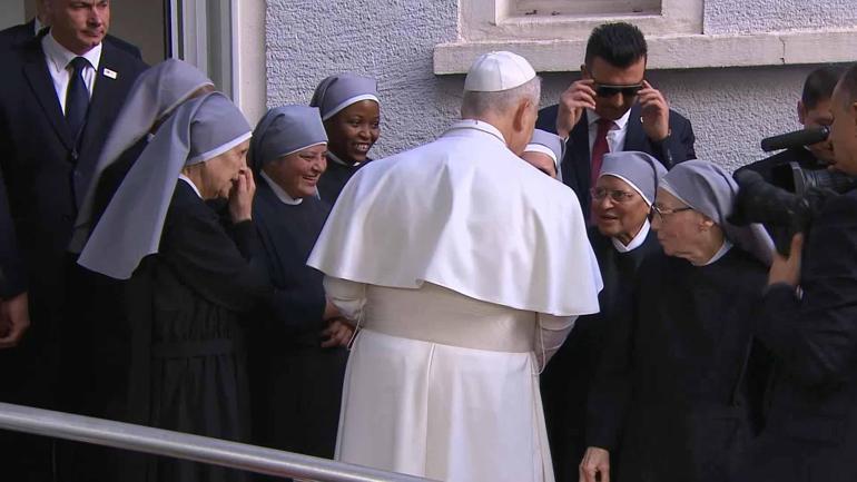 Papa 14. Leo Fransız Fakirhanesi’ni ziyaret etti