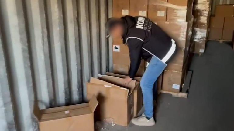 Beylikdüzünde TIR parkındaki konteynerde 34 bin elektronik sigara ele geçirildi