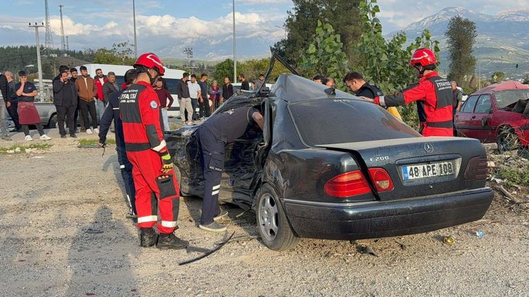 Muğlada park halindeki otomobile çarpan otomobilin sürücüsü öldü; kaza kamerada