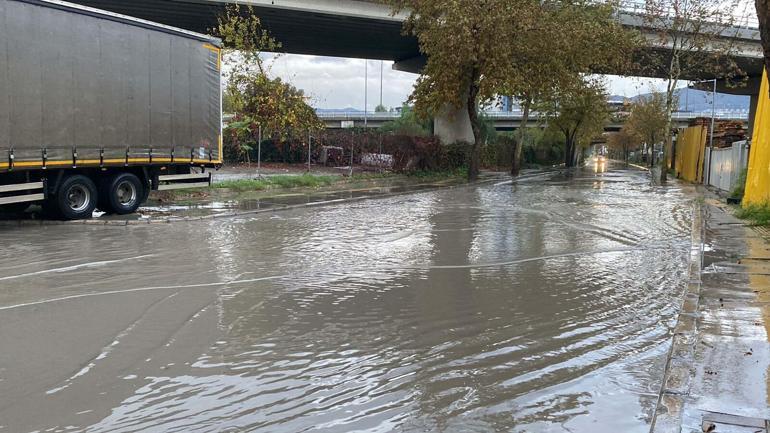 İzmirde sağanak etkili oldu