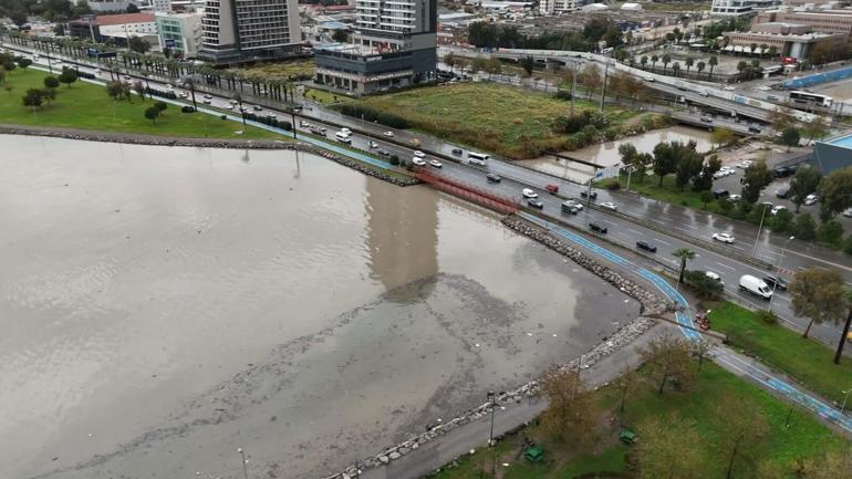 İzmirde sağanak etkili oldu