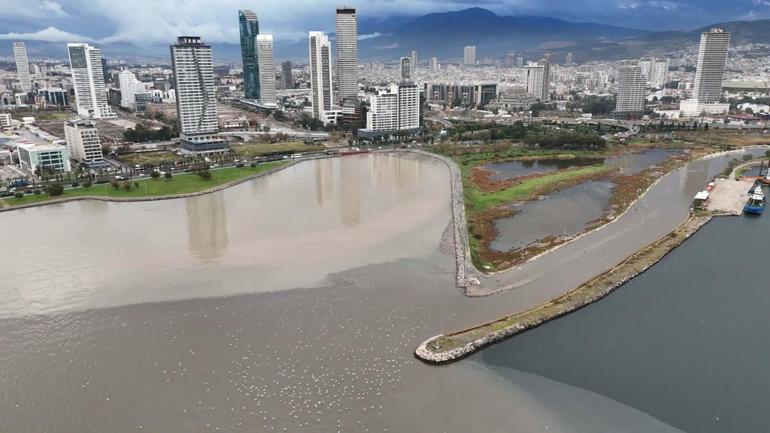 İzmirde sağanak etkili oldu