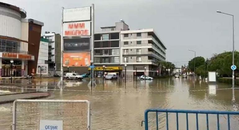 İzmirde sağanak etkili oldu
