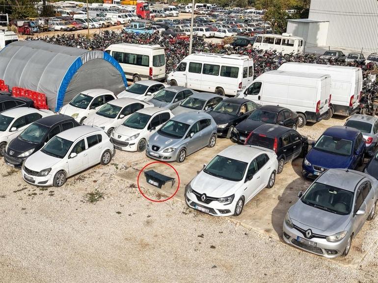 Hacizli bagaj kapağı, 3 yıldır yediemin otoparkında bekliyor