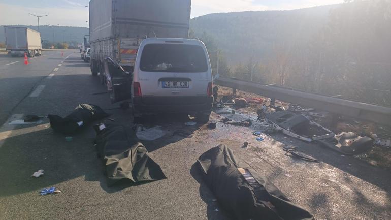 Hafif ticari araç, otoyolda kamyona çarptı; 3 ölü, 3 yaralı