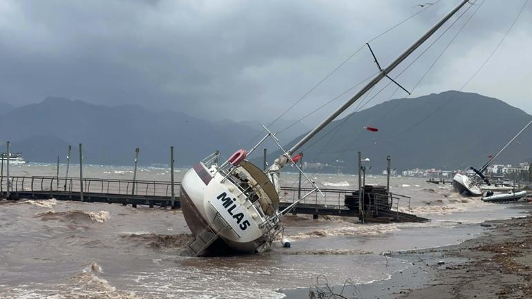 Marmariste sağanak ve kuvvetli rüzgar; yelkenli tekneler karaya vurdu