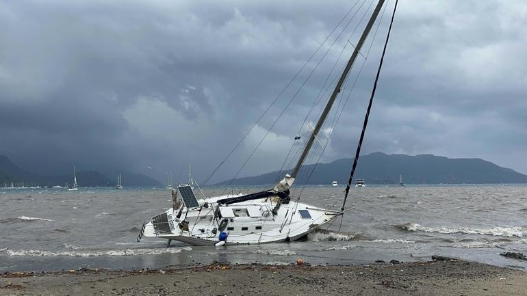 Marmariste sağanak ve kuvvetli rüzgar; yelkenli tekneler karaya vurdu