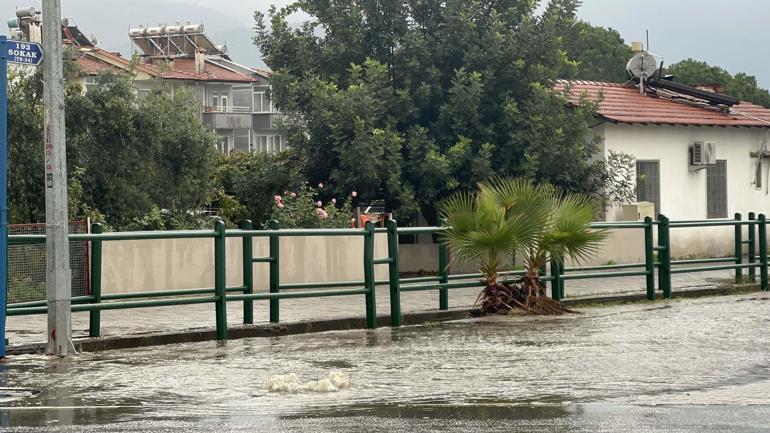 Marmariste sağanak ve kuvvetli rüzgar; yelkenli tekneler karaya vurdu