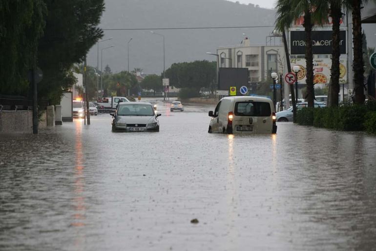 İzmirde sağanak etkili oldu