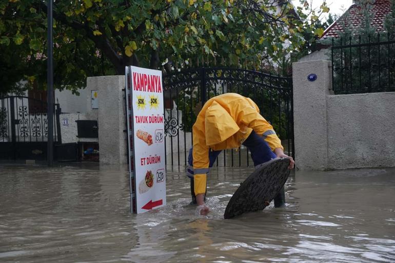 İzmirde sağanak etkili oldu