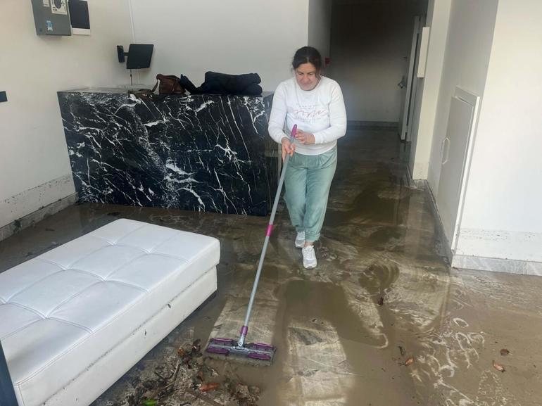 İzmirde sağanak etkili oldu