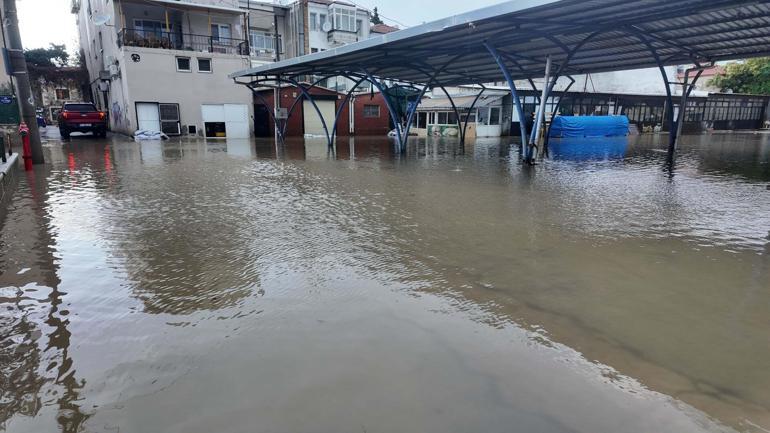 İzmirde sağanak etkili oldu