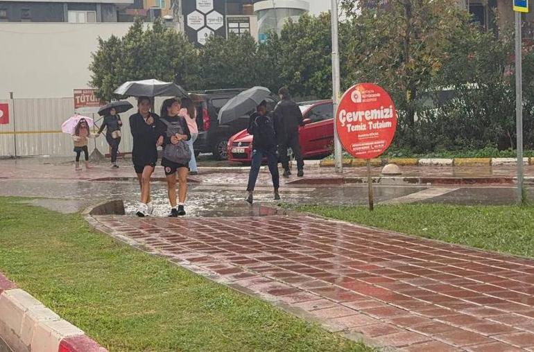 Antalyada şiddetli yağış; yollar göle döndü