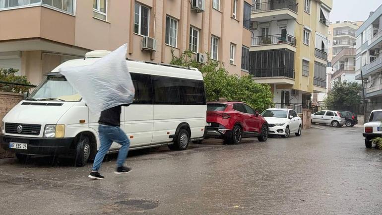 Antalyada şiddetli yağış; yollar göle döndü