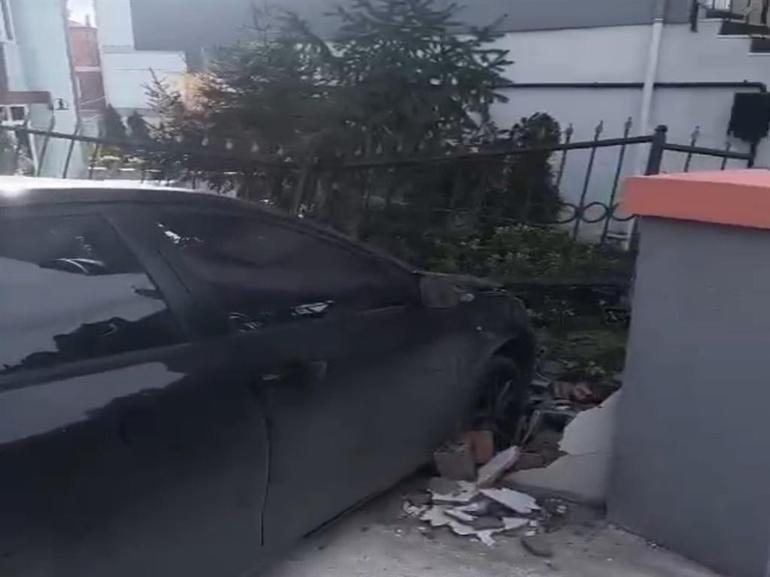 El freni çekilmeyen otomobil, bahçe duvarına çarptı