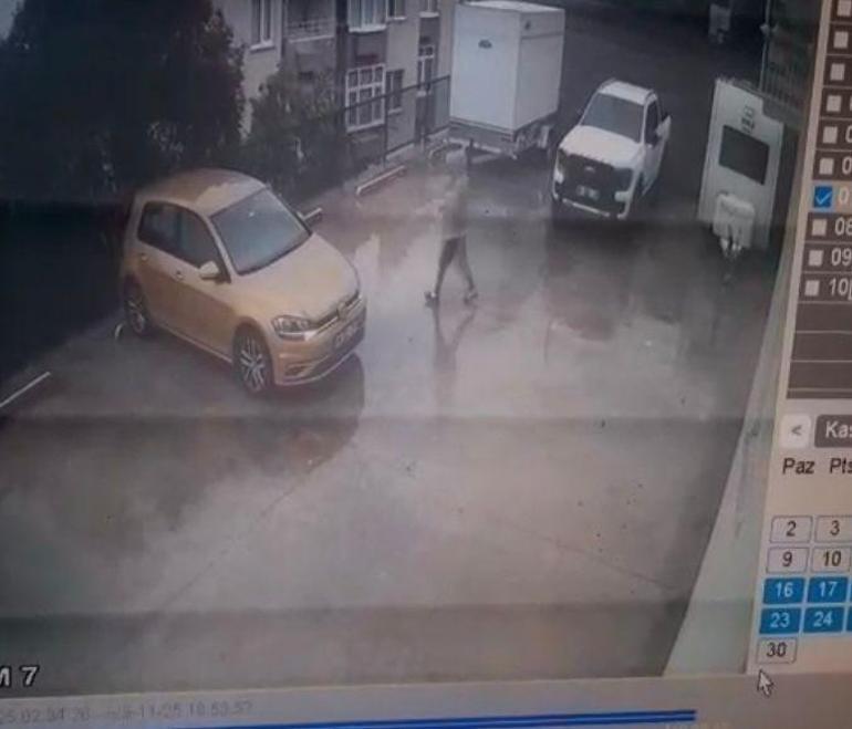 Otomobilini yanlışlıkla geri vitese alınca, 7 metre yükseklikten düştü; kaza anı kamerada