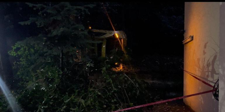 Otomobilini yanlışlıkla geri vitese alınca, 7 metre yükseklikten düştü; kaza anı kamerada