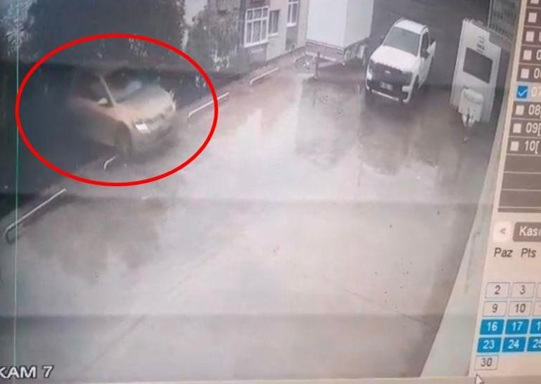 Otomobilini yanlışlıkla geri vitese alınca, 7 metre yükseklikten düştü; kaza anı kamerada