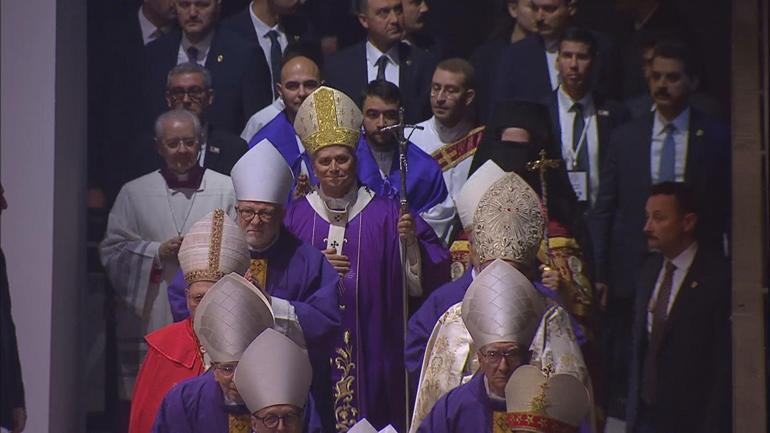 Papa 14. Leo Volkswagen Arenada yaklaşık 4 bin kişilik ayini yönetti