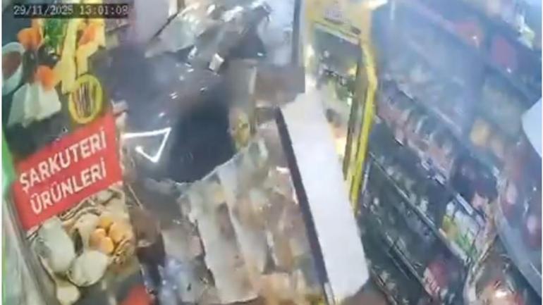 Sürücüsünün fren yerine gaza bastığı cip, şarküteri dükkanına girdi; kaza kamerada