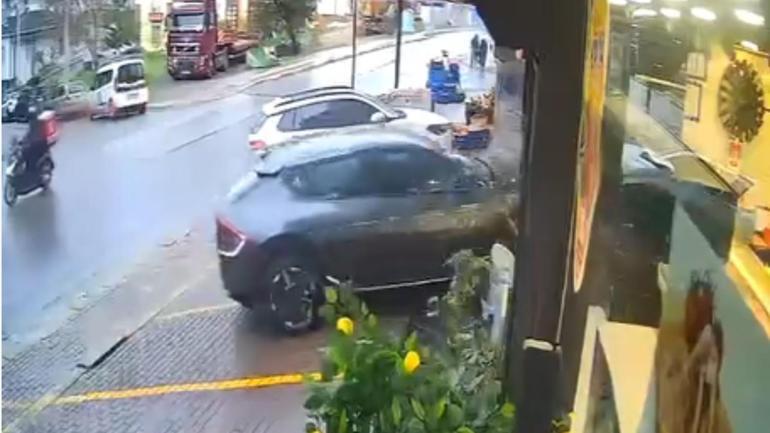 Sürücüsünün fren yerine gaza bastığı cip, şarküteri dükkanına girdi; kaza kamerada