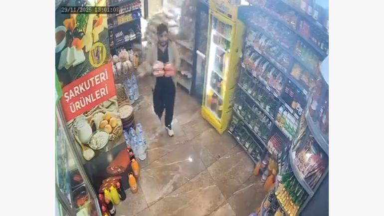 Sürücüsünün fren yerine gaza bastığı cip, şarküteri dükkanına girdi; kaza kamerada